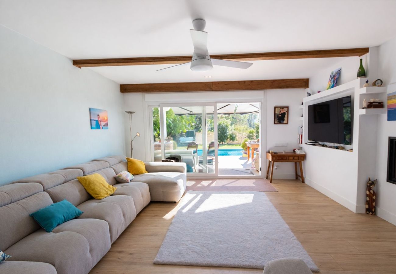 Villa in Llinars del Vallès - Charming pool villa near Barcelona - Walk to shops