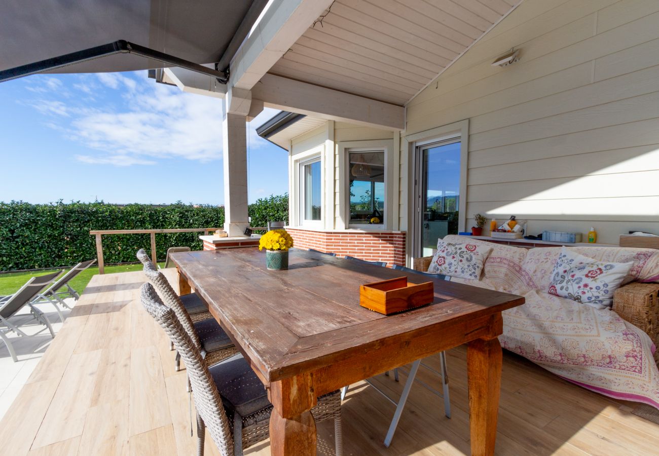 Villa in Llinars del Vallès - Charming pool villa near Barcelona - Walk to shops