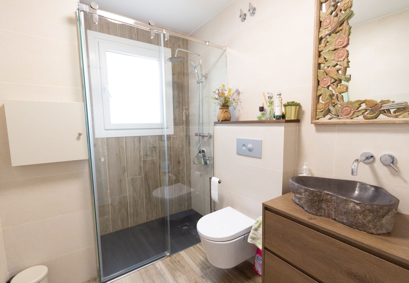 Villa in Llinars del Vallès - Charming pool villa near Barcelona - Walk to shops