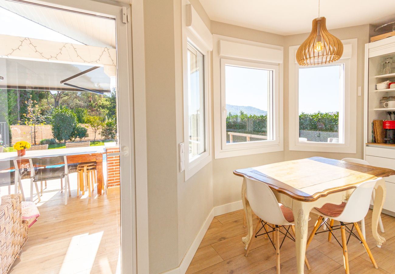 Villa in Llinars del Vallès - Charming pool villa near Barcelona - Walk to shops