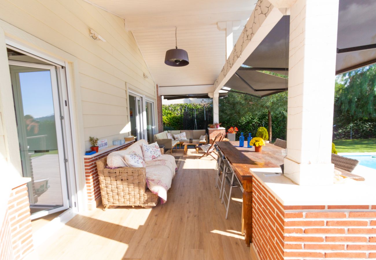 Villa in Llinars del Vallès - Charming pool villa near Barcelona - Walk to shops