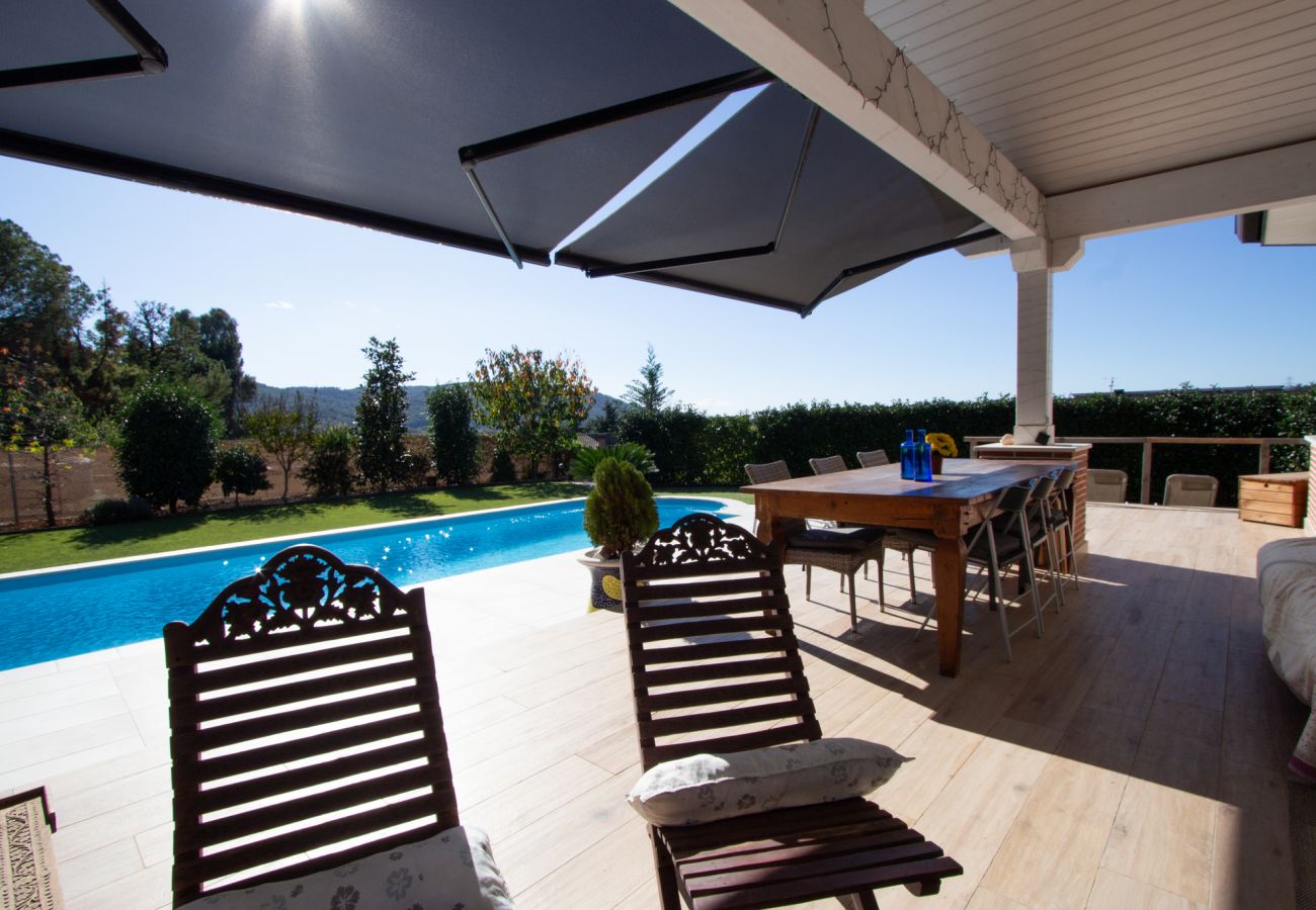 Villa in Llinars del Vallès - Charming pool villa near Barcelona - Walk to shops