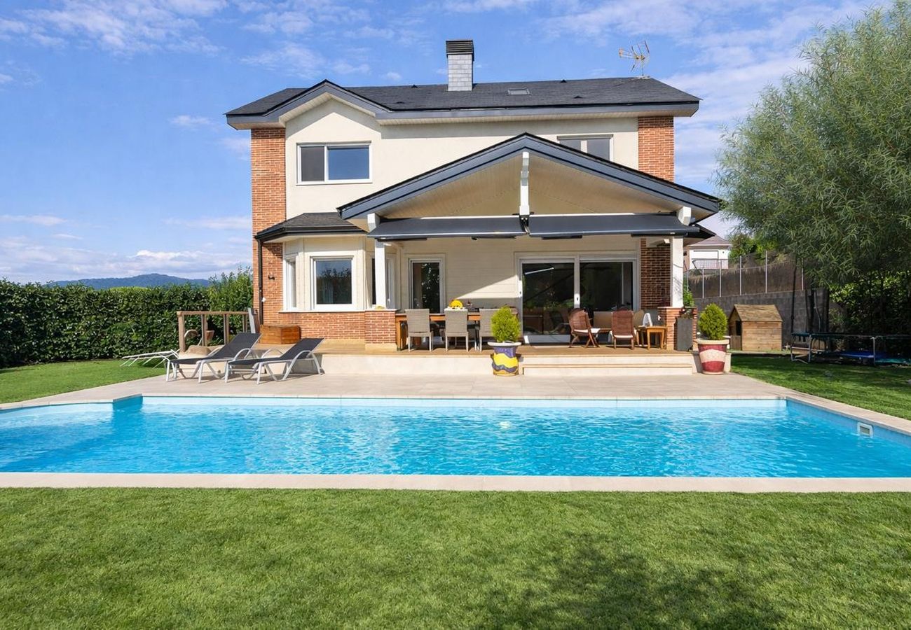 Villa in Llinars del Vallès - Charming pool villa near Barcelona - Walk to shops